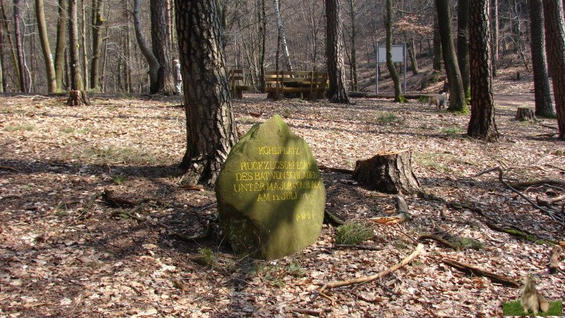 Ritterstein Nr. 069-4a Kohlplatz - Rückzugsgefecht des Batl. von Schladen unter Major von Borck am 13. Juli 1794.JPG - Ritterstein Nr.69 Kohlplatz - Rückzugsgefecht des Batl. von Schladen unter Major von Borck am 13. Juli 1794